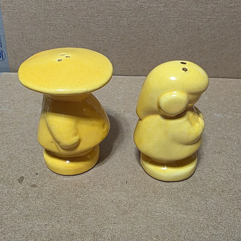 Vtg Chinese Couple Salt Pepper Shaker Set #146
